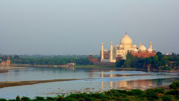 Taj Mahal on the banks of the Yamuna River - Sputnik India
