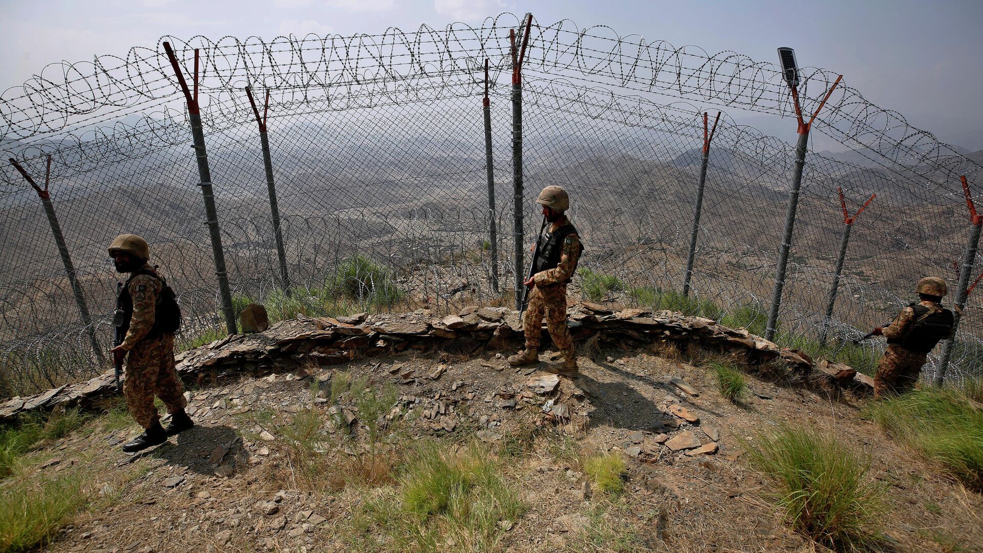 Pakistan Army troops patrol along the fence on the Pakistan Afghanistan border at Big Ben hilltop post in Khyber district, Pakistan, Aug. 3, 2021. - Sputnik India, 1920, 06.02.2024
