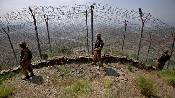 Pakistan Army troops patrol along the fence on the Pakistan Afghanistan border at Big Ben hilltop post in Khyber district, Pakistan, Aug. 3, 2021. - Sputnik India