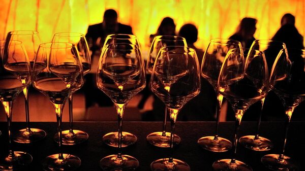 In this Sunday, Jan. 16, 2011 photo, wine glasses stand in the foreground of a group learning wine appreciation and fine dining, being conducted by Tulleeho Beverage Innovations at a restaurant in New Delhi, India. - Sputnik भारत