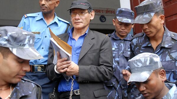 In this file photo taken on August 19, 2008 French serial killer Charles Sobhraj (C) is guided by Nepalese policemen towards a waiting vehicle after a court ruling in Kathmandu. - Sputnik भारत