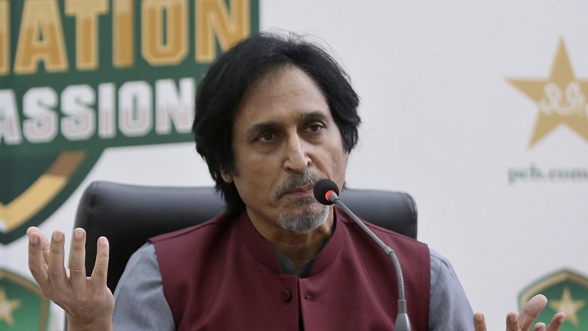 Ramiz Raja, newly elected Chairman of the Pakistan Cricket Board, gives a press conference, in Lahore, Pakistan, Monday, Sept. 13, 2021. - Sputnik India, 1920, 27.12.2022