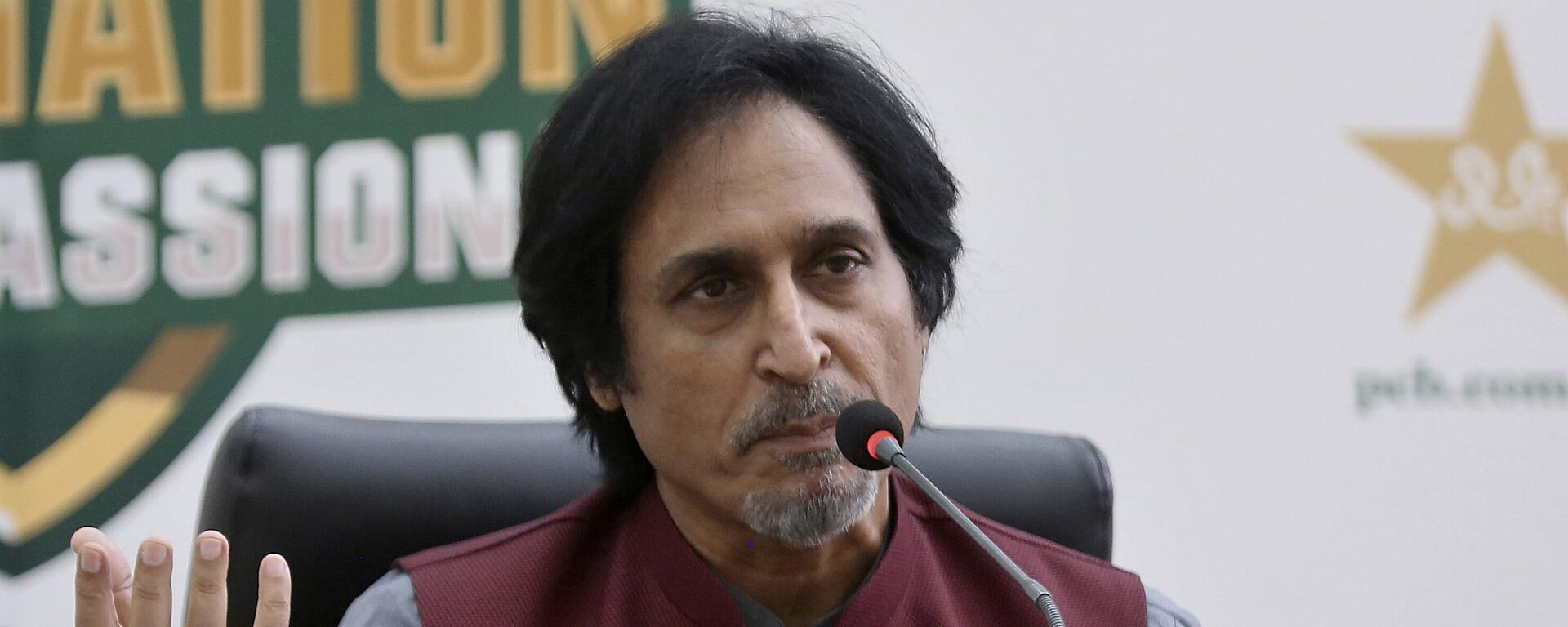 Ramiz Raja, newly elected Chairman of the Pakistan Cricket Board, gives a press conference, in Lahore, Pakistan, Monday, Sept. 13, 2021. - Sputnik India, 1920, 22.12.2022