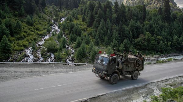 Indian army soldiers keep guard on top of their vehicle as their convoy moves on the Srinagar- Ladakh highway at Gagangeer, northeast of Srinagar, Indian-controlled Kashmir, Wednesday, Sept. 9, 2020. - Sputnik भारत