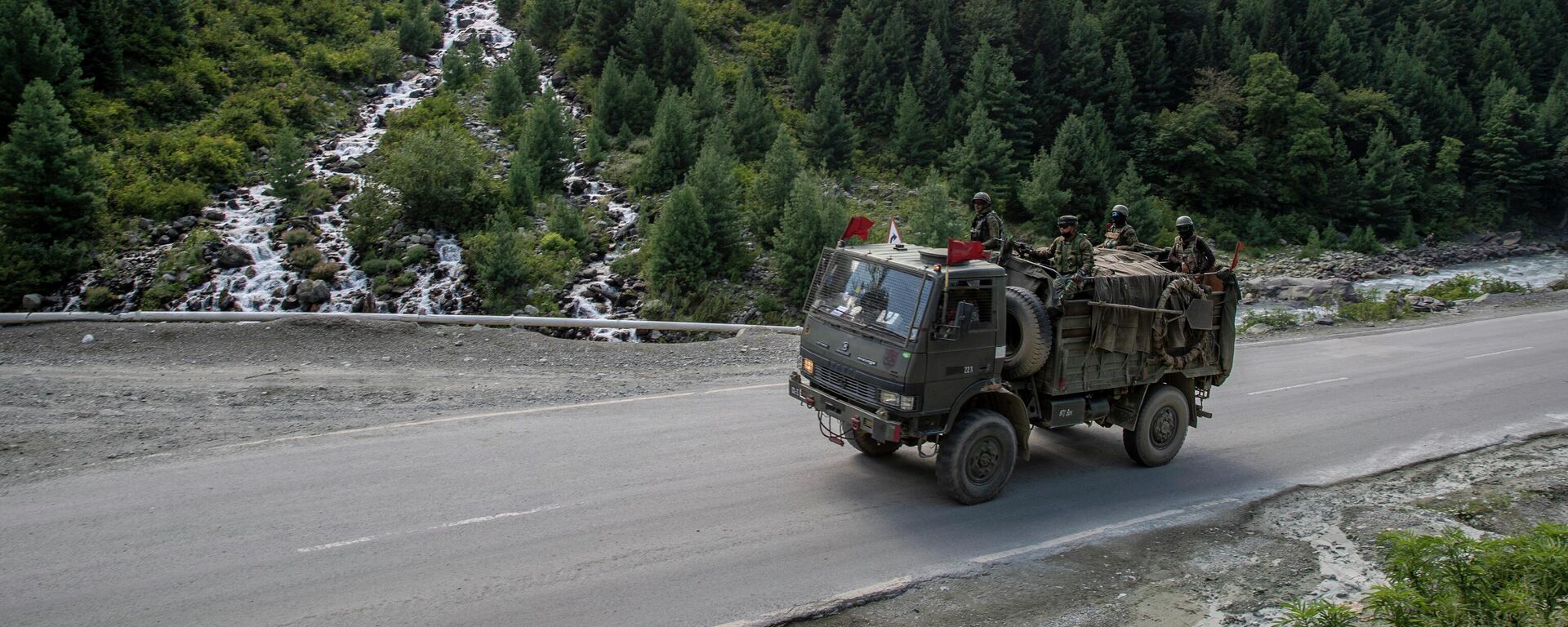 Indian army soldiers keep guard on top of their vehicle as their convoy moves on the Srinagar- Ladakh highway at Gagangeer, northeast of Srinagar, Indian-controlled Kashmir, Wednesday, Sept. 9, 2020. - Sputnik भारत, 1920, 22.12.2022