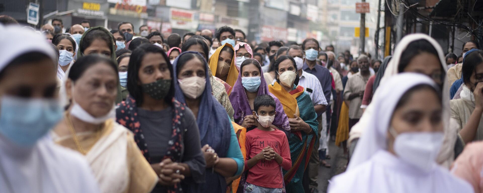 Indian Christians wearing masks as a precaution against COVID-19 gather for prayers as they observe Palm Sunday in Kochi, Kerala state, India, April 10, 2022. - Sputnik भारत, 1920, 22.12.2022