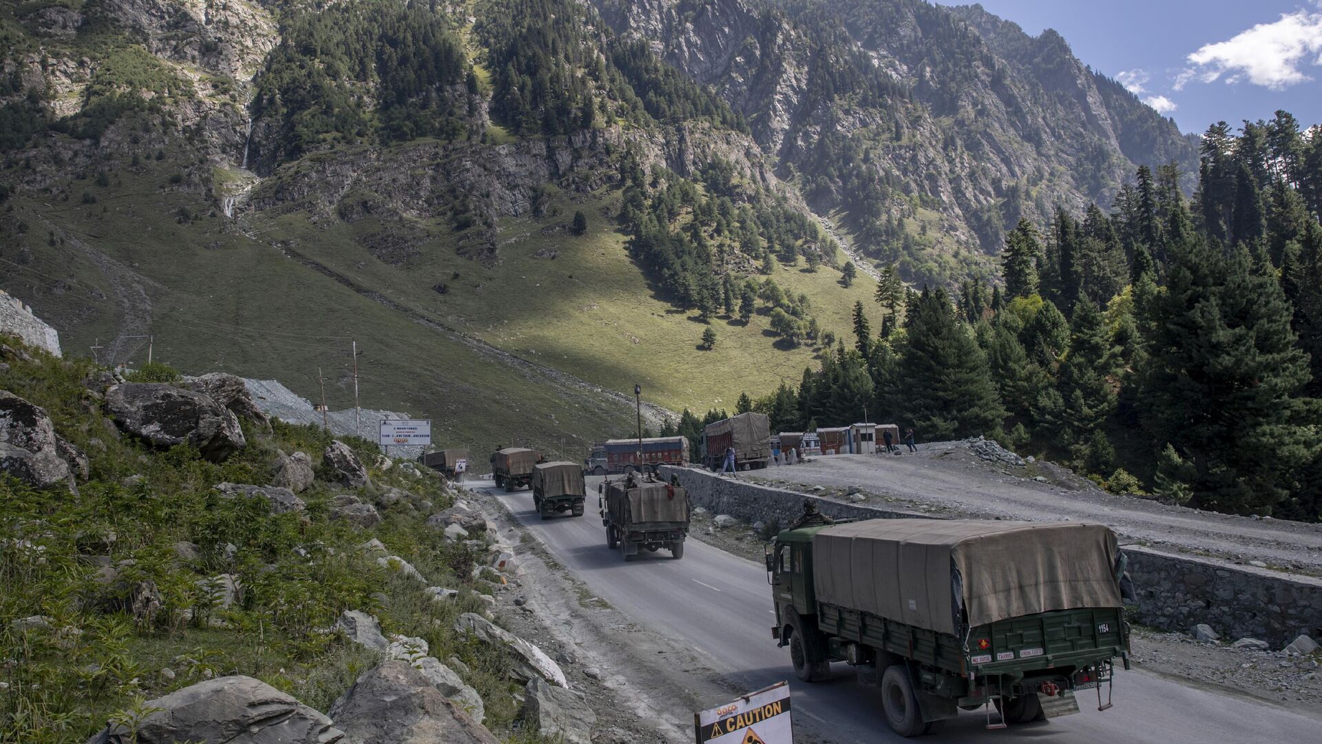 In this Sept. 9, 2020, file photo, an Indian army convoy moves on the Srinagar- Ladakh highway at Gagangeer, northeast of Srinagar, Indian-controlled Kashmir. - Sputnik India, 1920, 02.01.2023