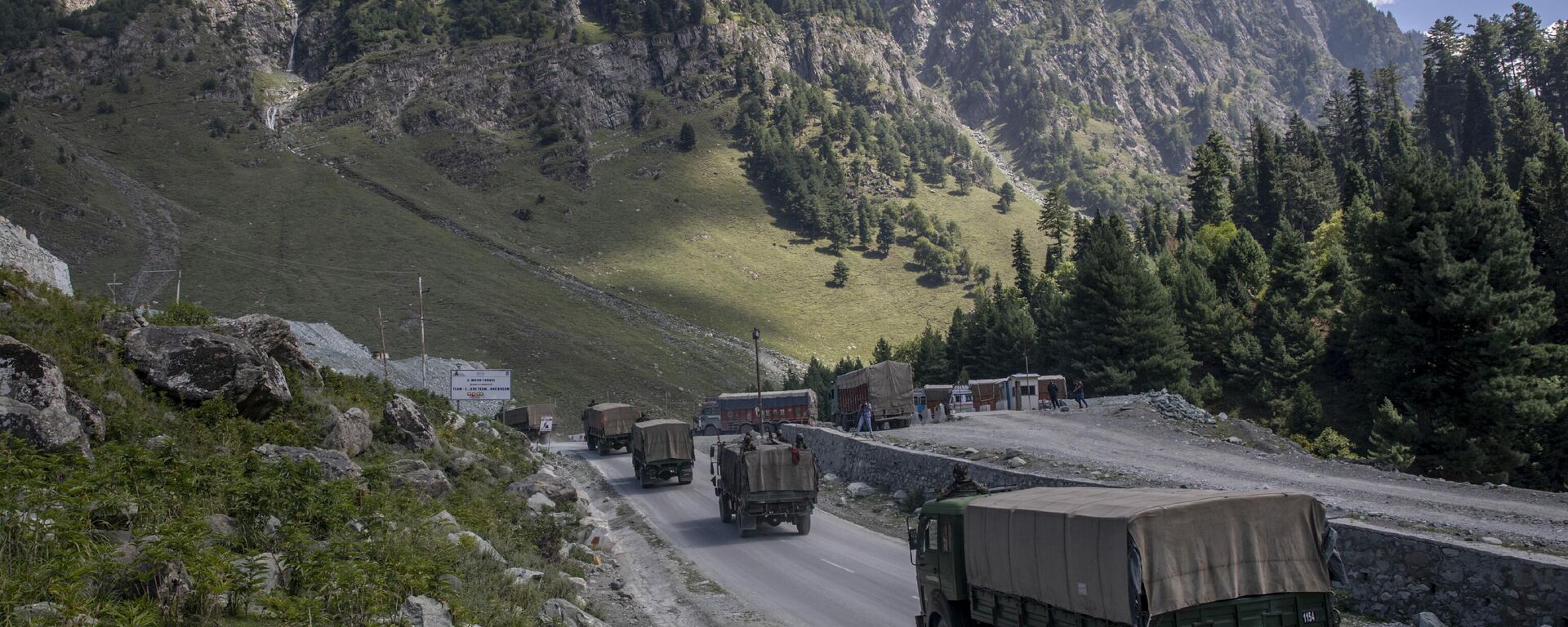 In this Sept. 9, 2020, file photo, an Indian army convoy moves on the Srinagar- Ladakh highway at Gagangeer, northeast of Srinagar, Indian-controlled Kashmir. - Sputnik India, 1920, 11.10.2023