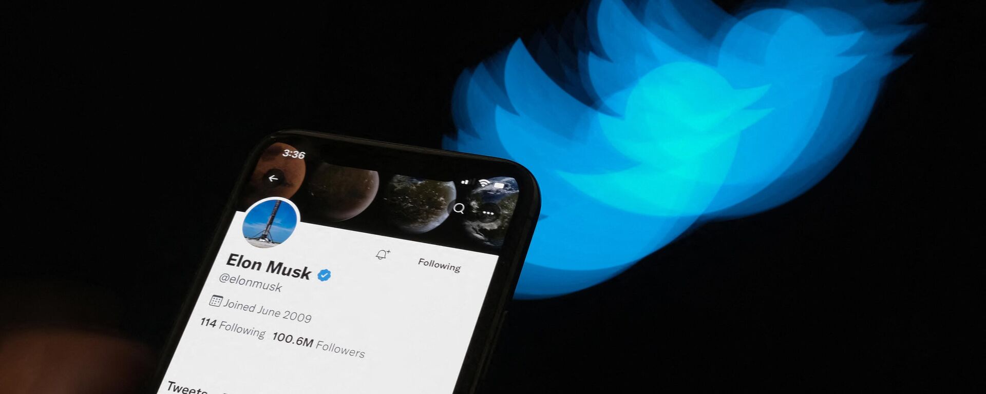 Elon Musk's Twitter page displayed on the screen of a smartphone with Twitter logo in the background in Los Angeles. - Sputnik India, 1920, 23.12.2022