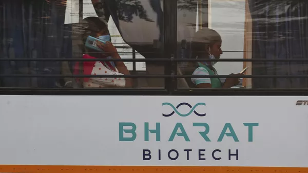 An employee of Bharat Biotech speaks on a mobile while leaving for home on the outskirts of Hyderabad, India, Saturday, Jan. 9, 2021. - Sputnik भारत