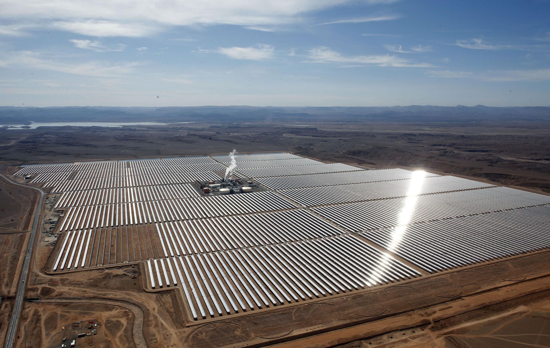  An aerial view of a solar power plant in Ouarzazate, central Morocco on Feb.4, 2016. Renewable energy's potential across the African continent remains largely untapped, according to a new report in April 2022 by the United Nation's Intergovernmental Panel on Climate Change.  - Sputnik India, 1920, 30.11.2023