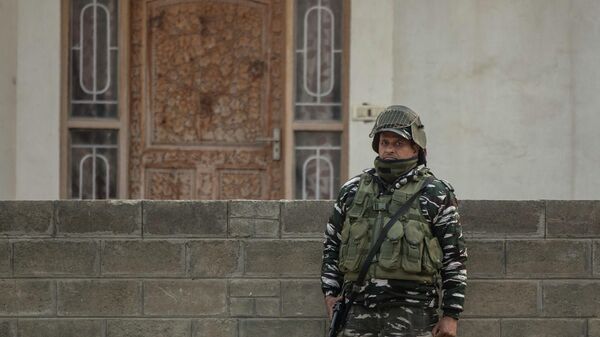 An Indian paramilitary soldier stands guard as National Investigation Agency personnel search the premises of Agence France-Presse’s Kashmir correspondent Parvaiz Bukhari on the outskirts of Srinagar, Indian controlled Kashmir, Wednesday, Oct. 28, 2020. - Sputnik India