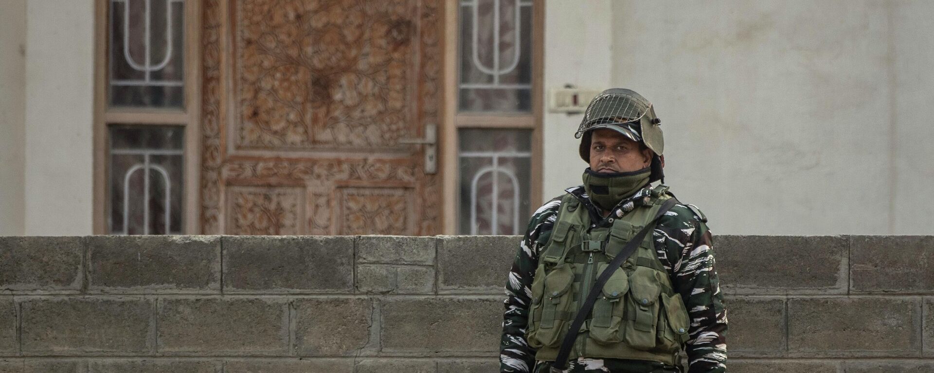 An Indian paramilitary soldier stands guard as National Investigation Agency personnel search the premises of Agence France-Presse’s Kashmir correspondent Parvaiz Bukhari on the outskirts of Srinagar, Indian controlled Kashmir, Wednesday, Oct. 28, 2020. - Sputnik India, 1920, 01.06.2023