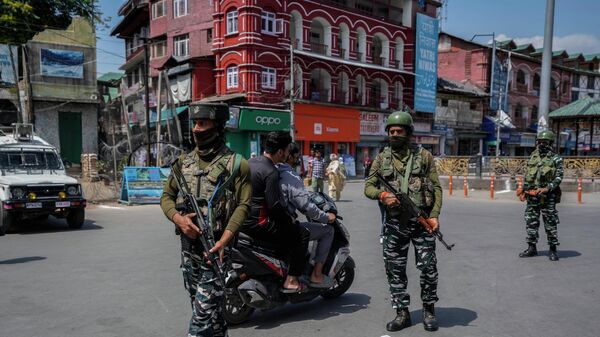 Indian paramilitary soldiers patrol in Srinagar, Indian controlled Kashmir, Thursday, June 2, 2022. Assailants fatally shot a Hindu bank manager in Indian-controlled Kashmir on Thursday, said police, who blamed militants fighting against Indian rule for the attack. - Sputnik भारत