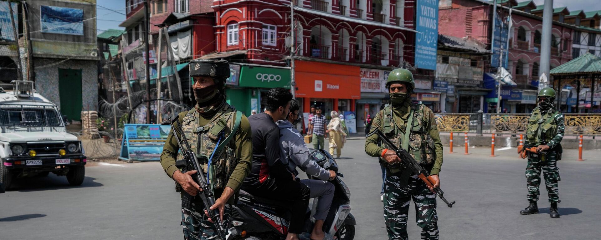 Indian paramilitary soldiers patrol in Srinagar, Indian controlled Kashmir, Thursday, June 2, 2022. Assailants fatally shot a Hindu bank manager in Indian-controlled Kashmir on Thursday, said police, who blamed militants fighting against Indian rule for the attack. - Sputnik India, 1920, 03.01.2023