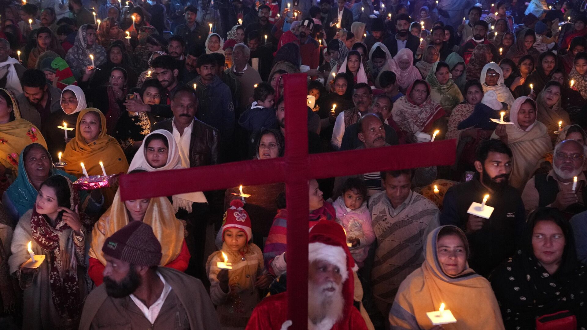 Pakistani Christians hold candles during a services for Christmas celebration, in Lahore, Pakistan, Wednesday, Dec. 21, 2022.  - Sputnik भारत, 1920, 29.08.2023