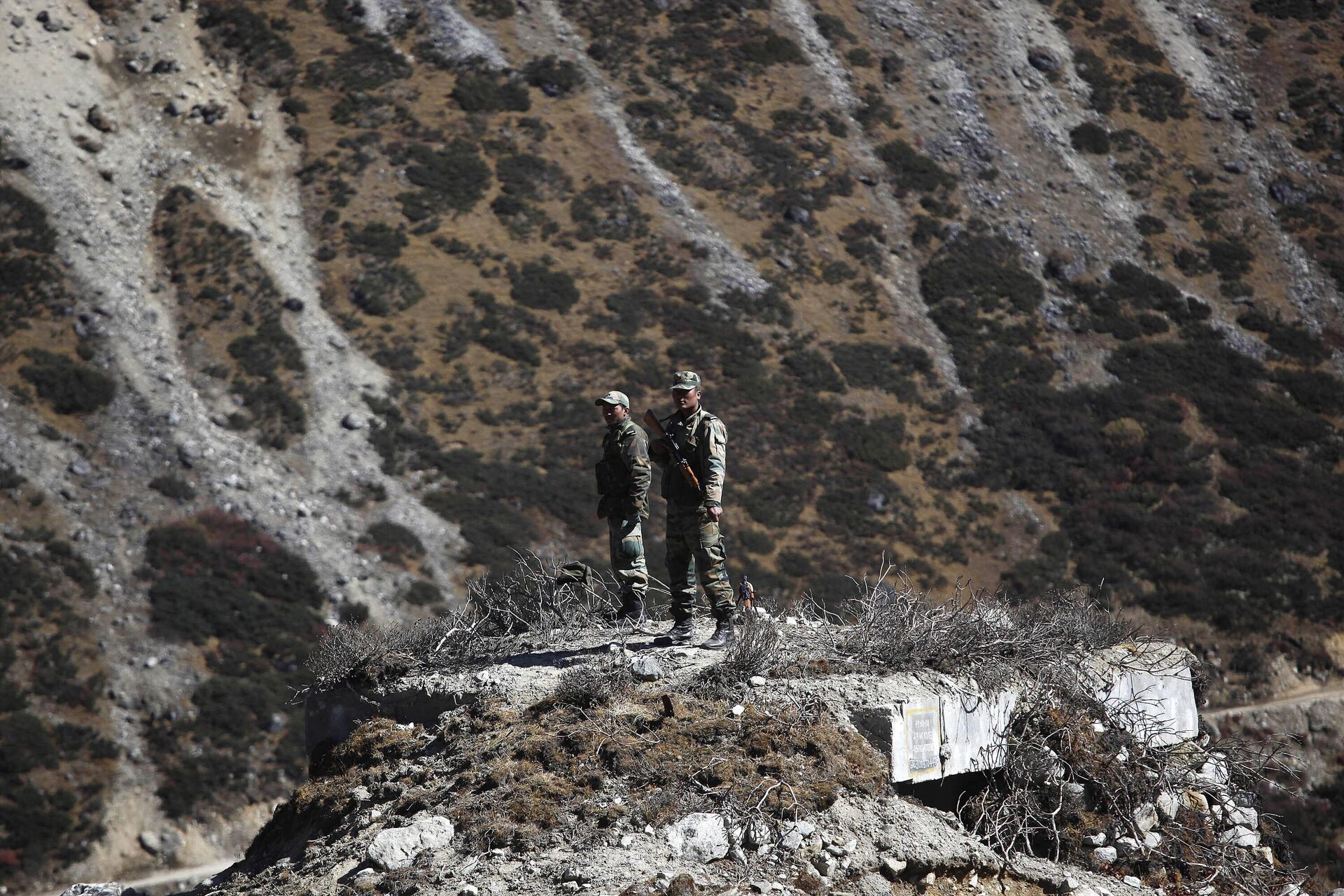 Indian army soldiers keep watch on a bunker at the Indo China border in Bumla at an altitude of 15,700 feet (4,700 meters) above sea level in Arunachal Pradesh, India, Sunday, Oct. 21, 2012. - Sputnik India, 1920, 03.01.2023
