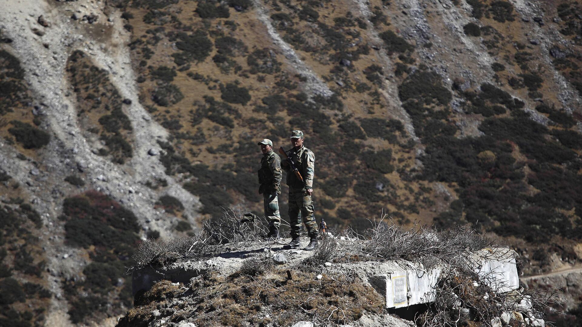 Indian army soldiers keep watch on a bunker at the Indo China border in Bumla at an altitude of 15,700 feet (4,700 meters) above sea level in Arunachal Pradesh, India, Sunday, Oct. 21, 2012. - Sputnik India, 1920, 27.04.2023