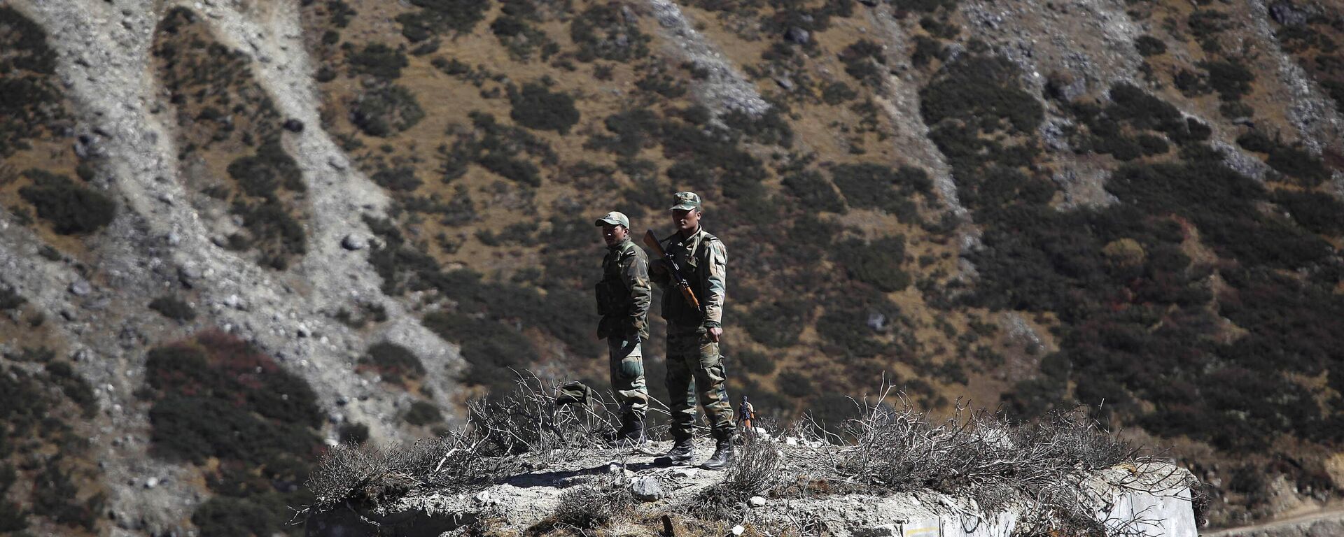 Indian army soldiers keep watch on a bunker at the Indo China border in Bumla at an altitude of 15,700 feet (4,700 meters) above sea level in Arunachal Pradesh, India, Sunday, Oct. 21, 2012. - Sputnik India, 1920, 25.12.2022
