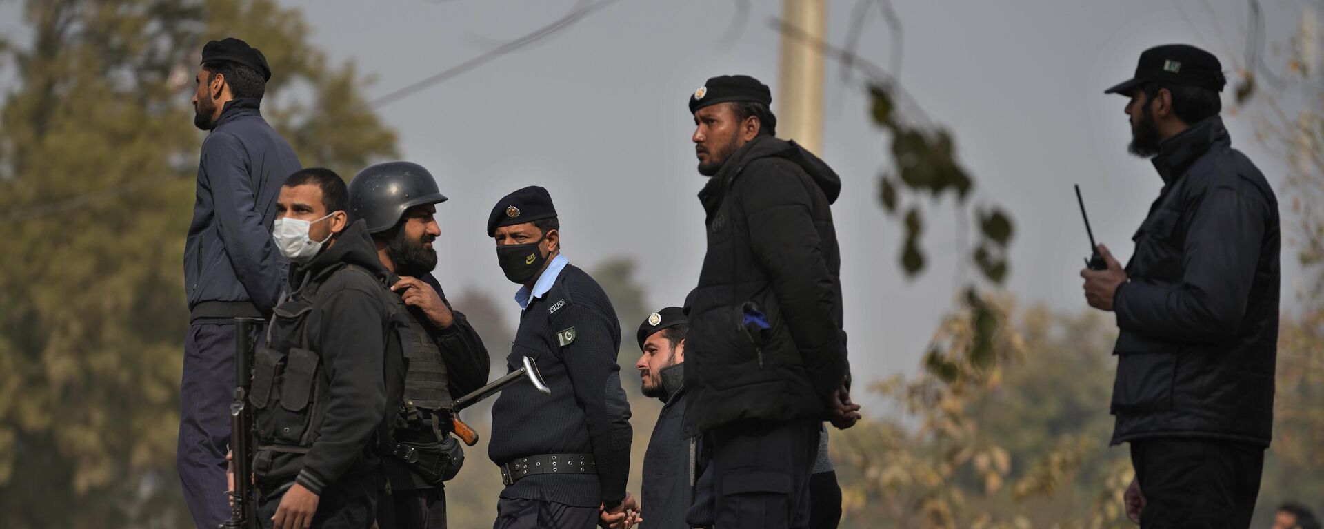 Police officers stand guard at the site of bomb explosion, in Islamabad, Pakistan, Friday, Dec. 23, 2022. - Sputnik India, 1920, 26.12.2022