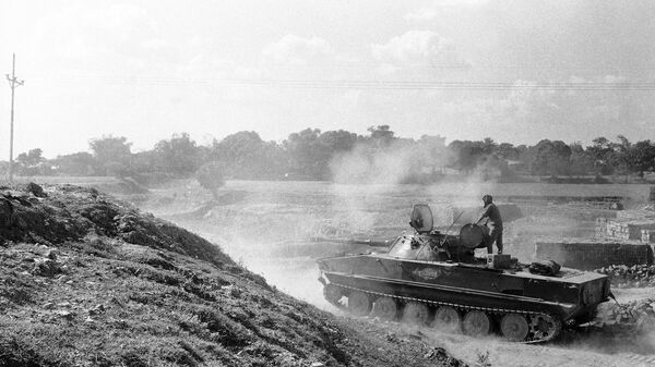 Indian troops firing across the river at Pakistani position a few hours before the Pakistani surrender in December 1971. - Sputnik भारत