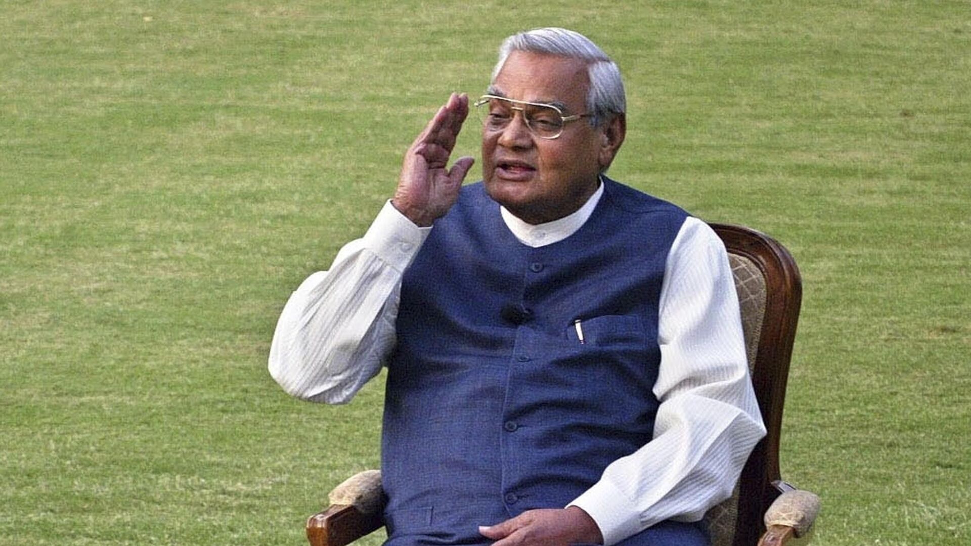 In this March 25, 2004 file photo, Indian Prime Minister Atal Bihari Vajpayee gestures during a photo session at his residence in New Delhi, India. - Sputnik India, 1920, 26.12.2022