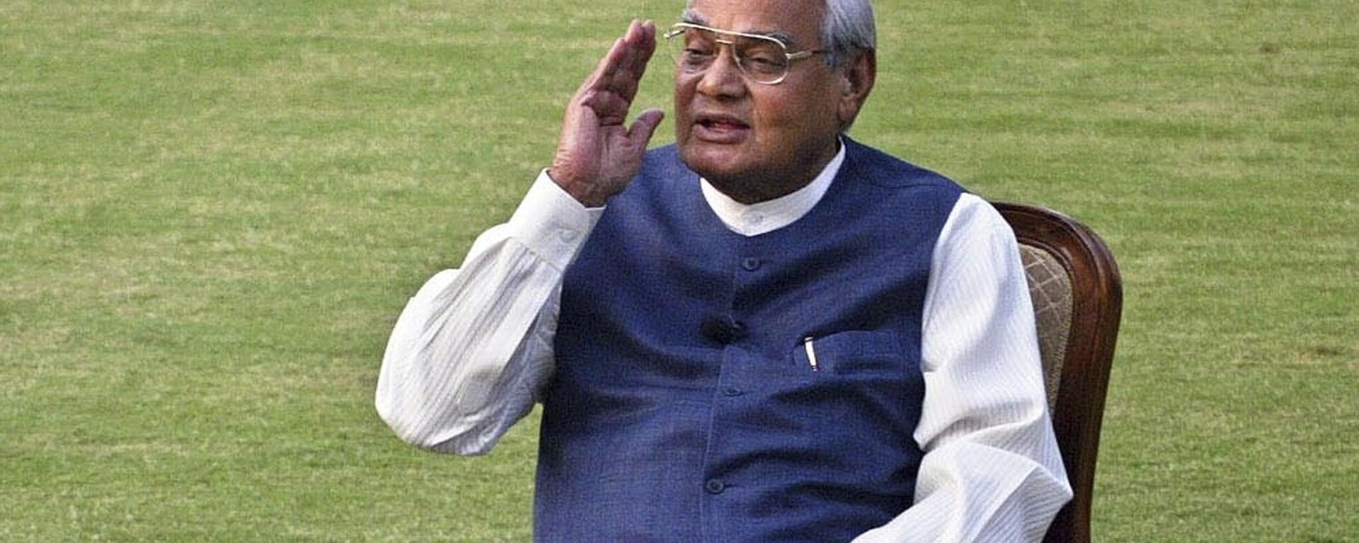 In this March 25, 2004 file photo, Indian Prime Minister Atal Bihari Vajpayee gestures during a photo session at his residence in New Delhi, India. - Sputnik भारत, 1920, 16.08.2023