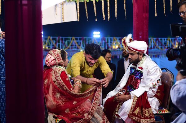 Couples from all religions arrive to take part in a mass marriage ceremony on the outskirts of Surat, on December 24, 2022.  - Sputnik India