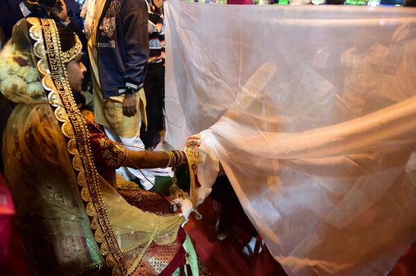 Couples from all religions arrive to take part in a mass marriage ceremony on the outskirts of Surat, on December 24, 2022. - Sputnik India