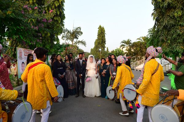 Couples from all religions arrive to take part in a mass marriage ceremony on the outskirts of Surat, on December 24, 2022. - Sputnik India