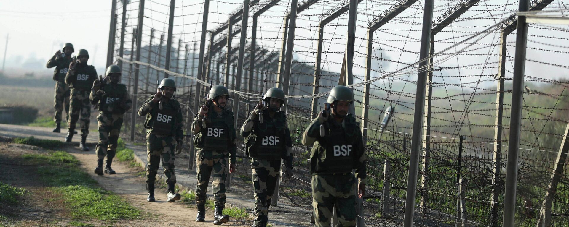 Indian Border Security Force (BSF) soldiers patrol near the India-Pakistan border fencing at Suchet Garh in Ranbir Singh Pura, Jammu and Kashmir, India, Jan. 23, 2020. - Sputnik India, 1920, 10.05.2023
