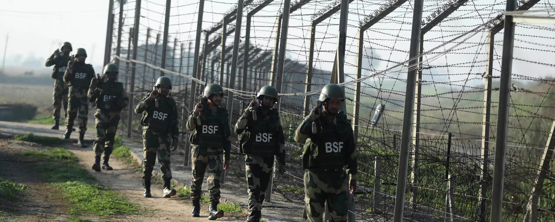 Indian Border Security Force (BSF) soldiers patrol near the India-Pakistan border fencing at Suchet Garh in Ranbir Singh Pura, Jammu and Kashmir, India, Jan. 23, 2020. - Sputnik India, 1920, 06.01.2023