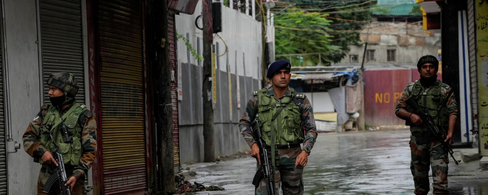 Indian soldiers patrol at a closed market on India's Independence Day in Srinagar, Indian controlled Kashmir, Monday, Aug. 15, 2022. - Sputnik भारत, 1920, 26.12.2022