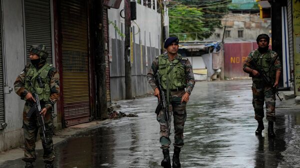Indian soldiers patrol at a closed market on India's Independence Day in Srinagar, Indian controlled Kashmir, Monday, Aug. 15, 2022. - Sputnik भारत