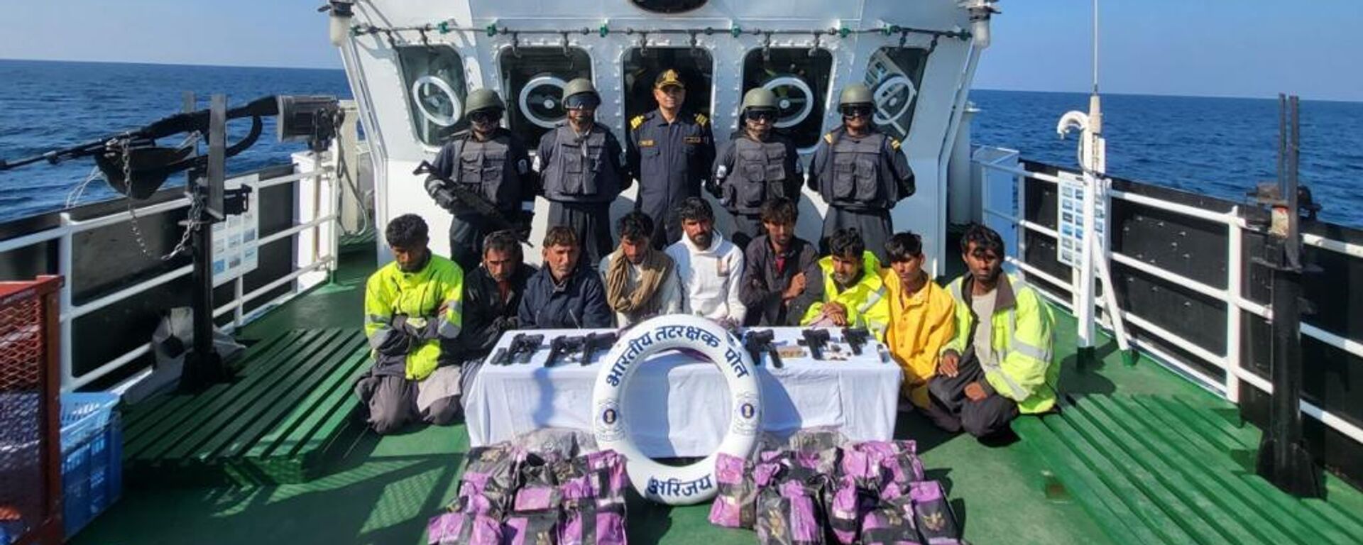 The Indian Coastguard apprehended a Pakistani boat with a crew of ten in Indian waters carrying arms, ammo allegedly worth Rs 300 crores ($36 million). - Sputnik India, 1920, 26.12.2022