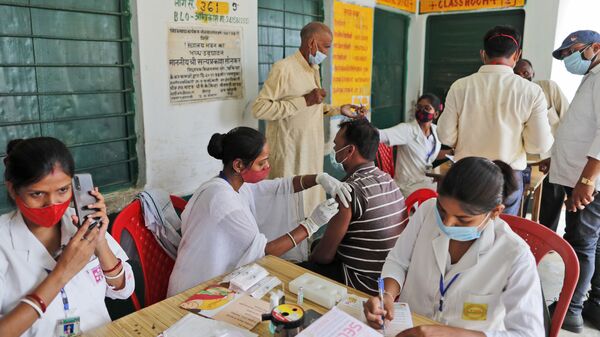 A vaccination drive against COVID-19 is in progress at a government school in Amritpur village, in Chandauli district, Uttar Pradesh state, India, Thursday, June 10, 2021 - Sputnik भारत