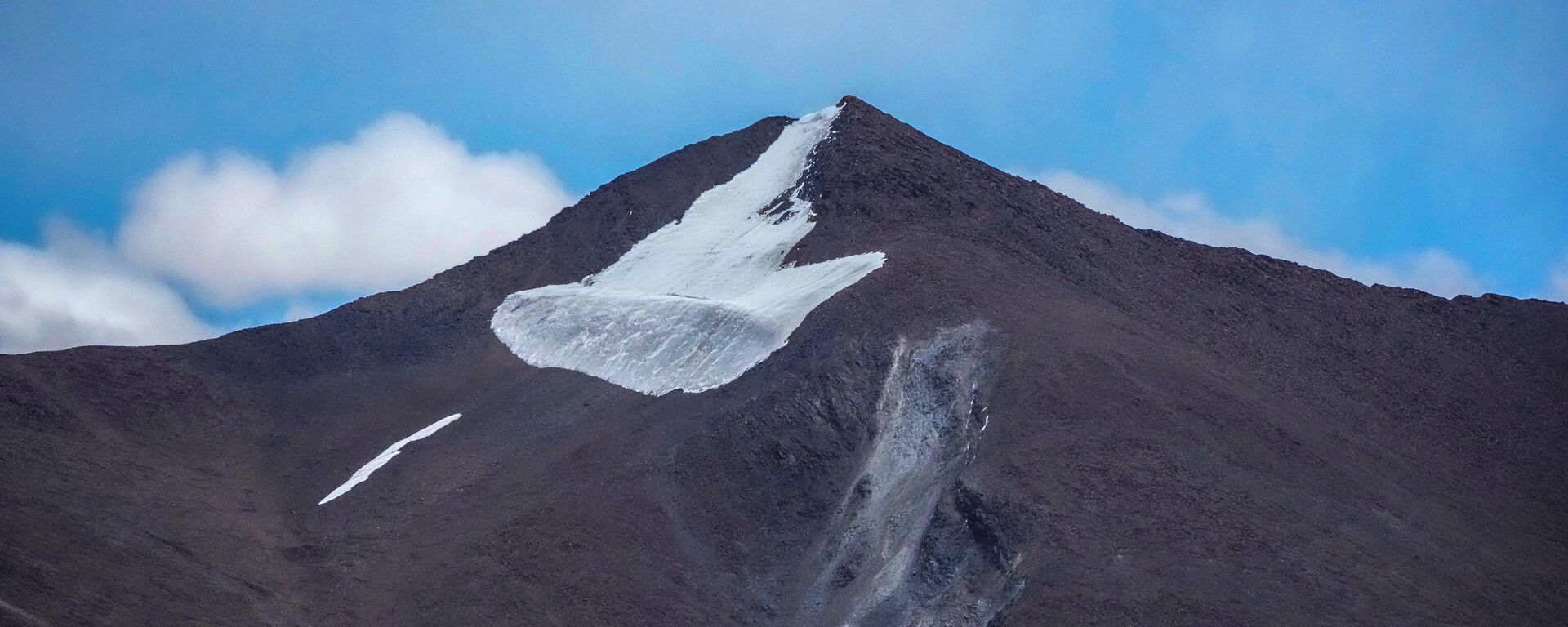 A glacier sits on a mountaintop on the way to remote Kharnak village in the cold desert region of Ladakh, India, Saturday, Sept. 17, 2022. - Sputnik भारत, 1920, 23.03.2023