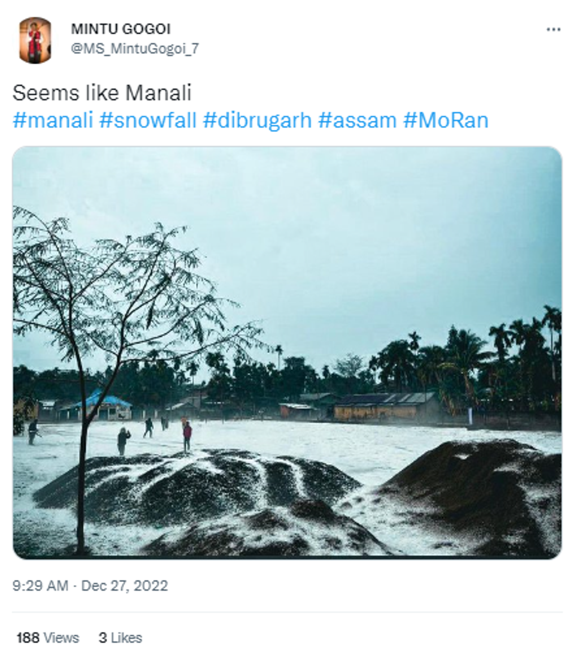 Residents of Moran town and Dibrugarh city in India's Assam state step out to play in snow after hailstorm - Sputnik India, 1920, 27.12.2022