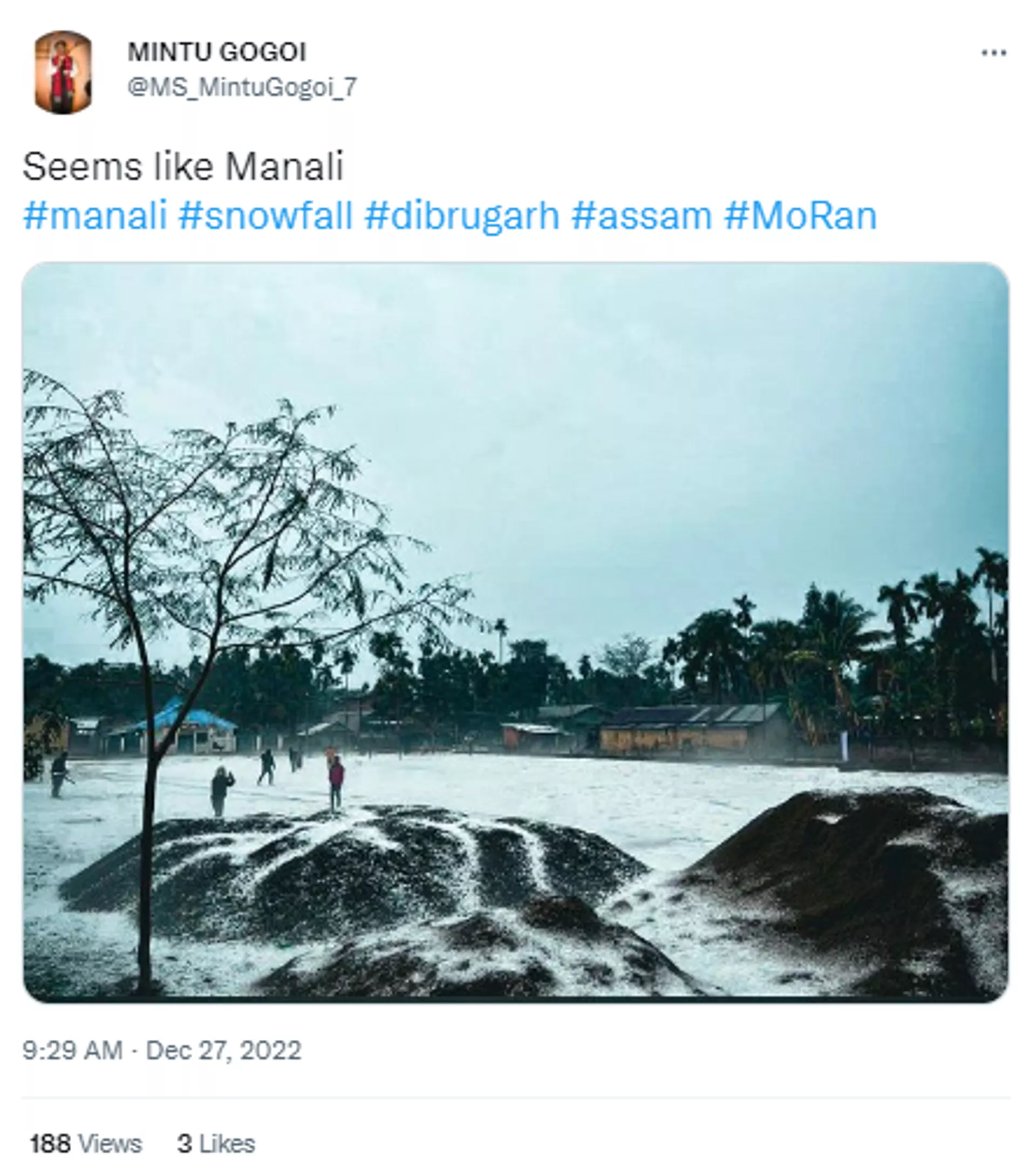 Residents of Moran town and Dibrugarh city in India's Assam state step out to play in snow after hailstorm Residents of Moran town and Dibrugarh city in India's Assam state step out to play in snow after hailstorm - Sputnik India, 1920, 27.12.2022