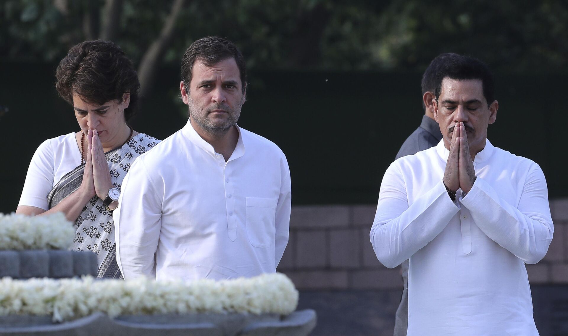 Congress Party President Rahul Gandhi, center, looks as his sister and party general secretary Priyanka Gandhi Vadra, left, and her husband Robert Vadra, pay homage to former Indian prime minister Rajiv Gandhi on his death anniversary in New Delhi, India, Tuesday, May 21, 2019. - Sputnik India, 1920, 16.09.2023