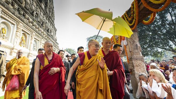 The Dalai Lama making his way around the Mahabodhi Temple - Sputnik India