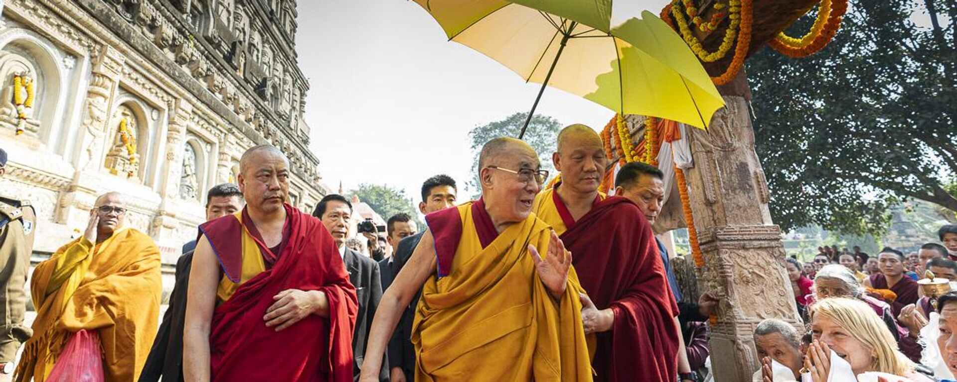The Dalai Lama making his way around the Mahabodhi Temple - Sputnik India, 1920, 09.01.2023