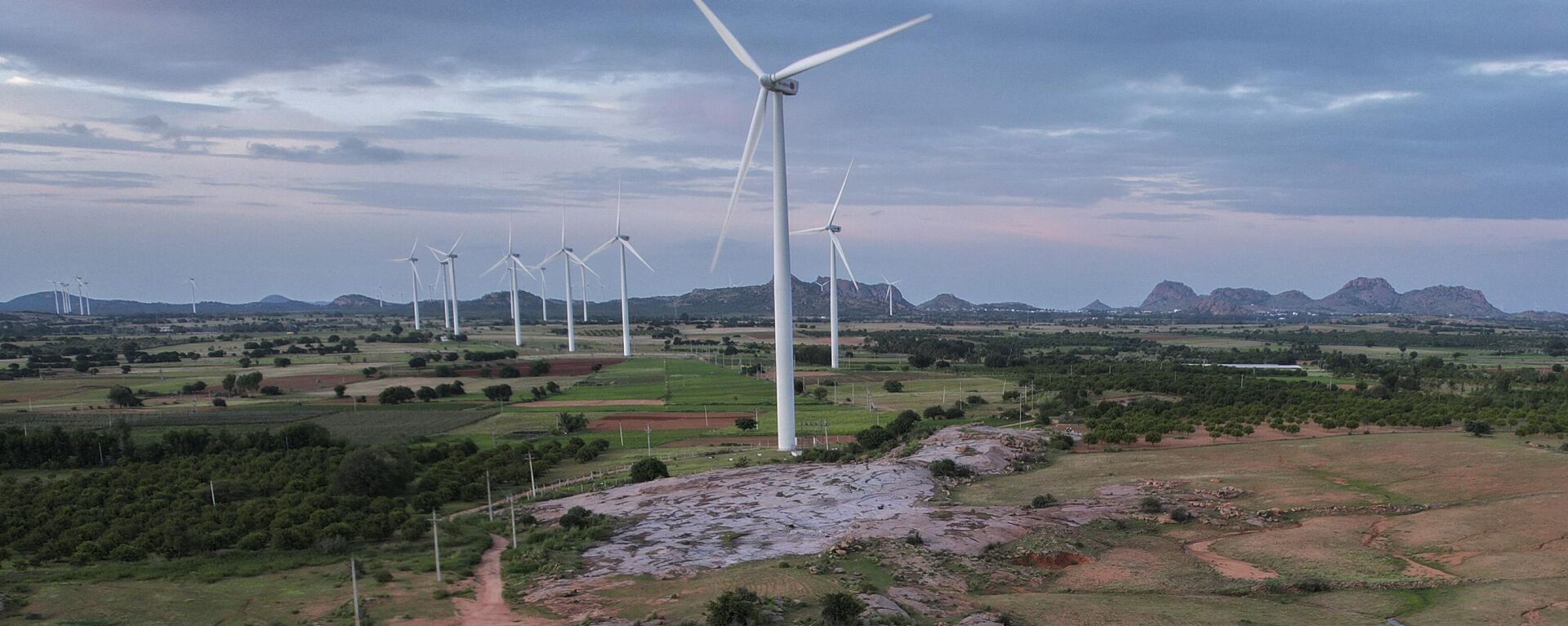 A windmill farm works in Anantapur district, Andhra Pradesh, India, Wednesday, Sept 14, 2022. - Sputnik भारत, 1920, 09.07.2023
