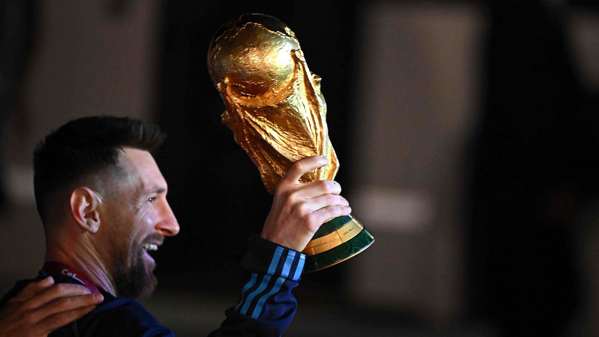 Argentina's captain and forward Lionel Messi holds the FIFA World Cup Trophy on December 20, 2022.  - Sputnik भारत, 1920, 28.12.2022