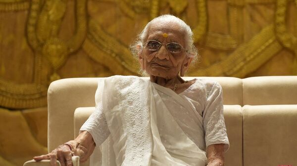Hiraba Modi, mother of Indian Prime Minister Narendra Modi, attends an event on her 100th birthday at Lord Jagannath temple in Ahmedabad on June 18, 2022. - Sputnik भारत