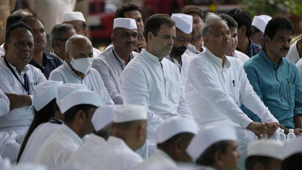 India's opposition Congress party leader Rahul Gandhi, center, participates in a prayer meeting at Gandhi Ashram or Sabarmati Ashram in Ahmedabad, India, Monday, Sept. 5, 2022. - Sputnik भारत