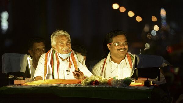 Former chief minister of India's Kerala state Oommen Chandy (L) attends a public rally ahead of the Kerala state legislative assembly elections in Kochi on March 29, 2021. - Sputnik भारत