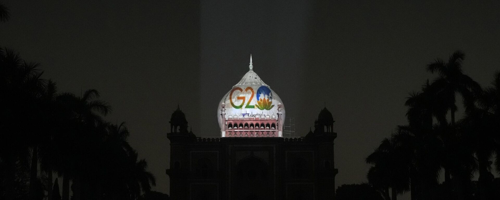 A television correspondent reports standing in front of Safdarjung's tomb lit up with the G20 logo, in New Delhi, Thursday, Dec. 1, 2022. - Sputnik India, 1920, 28.12.2022