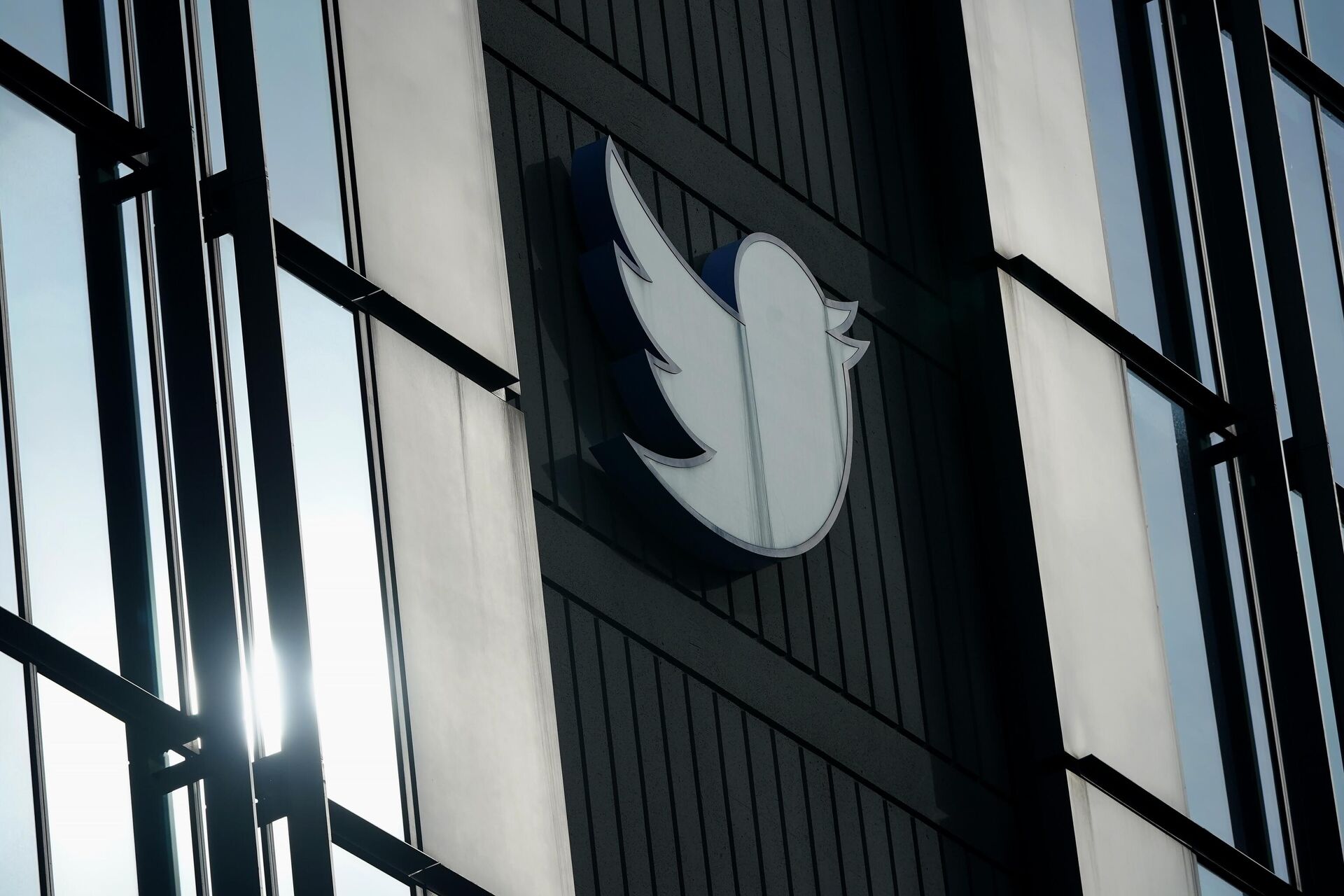 A Twitter logo hangs outside the company's offices in San Francisco, Monday, Dec. 19, 2022. - Sputnik India, 1920, 03.01.2023