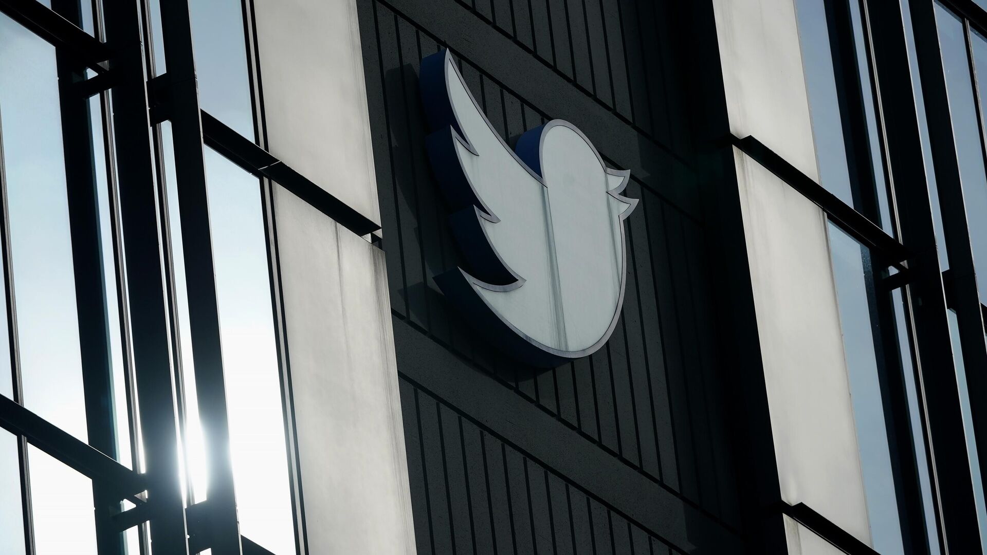 A Twitter logo hangs outside the company's offices in San Francisco, Monday, Dec. 19, 2022. - Sputnik India, 1920, 29.12.2022